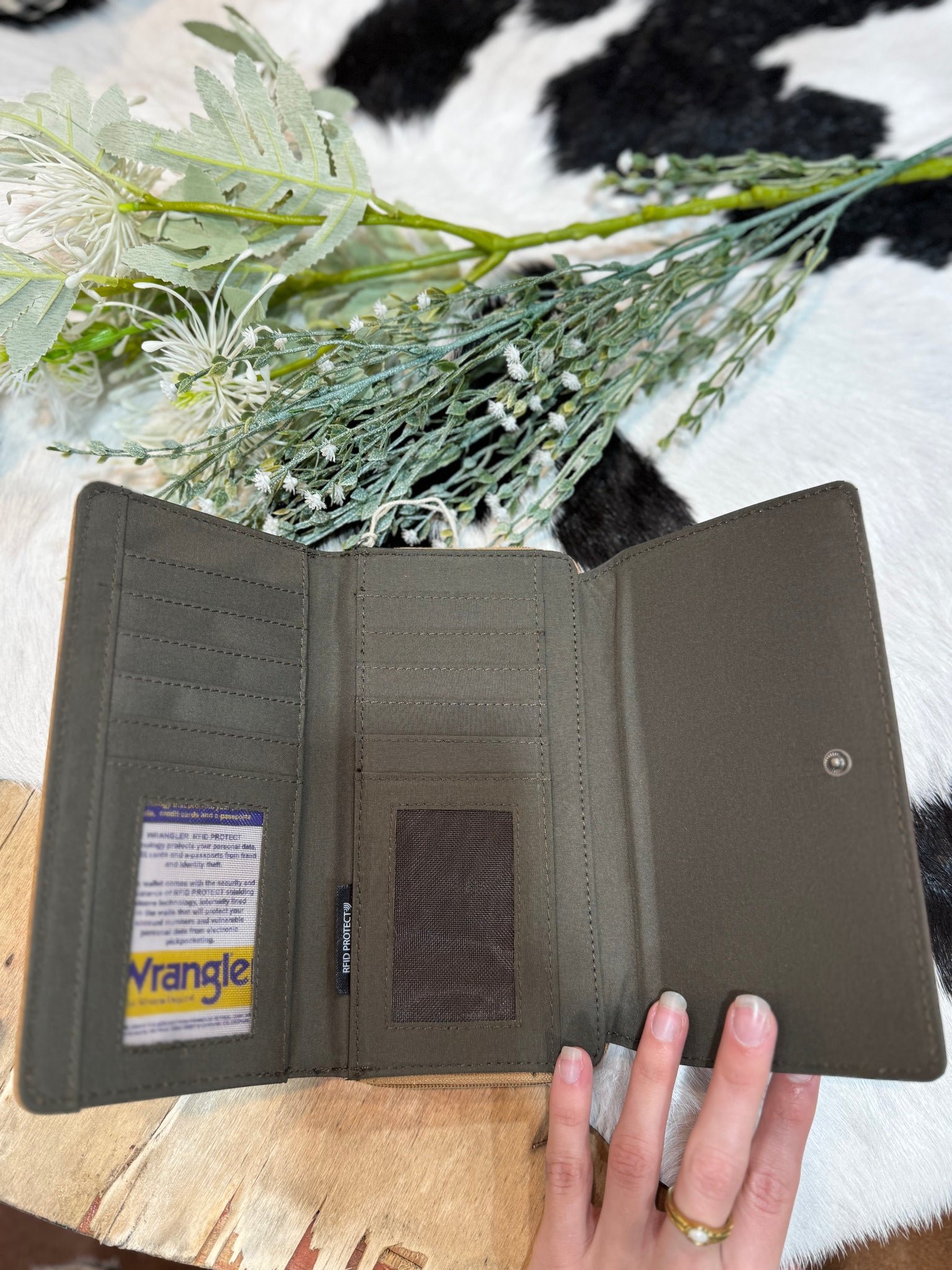 X5S2974WLT Wrangler Ladies Audra Wallet Light Tan