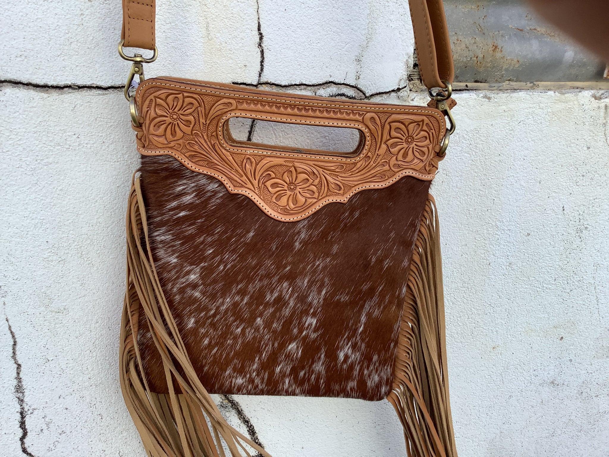 AB-04 The Design Edge Tooling Leather Sling with fringes Bag Cali FR Tan & White