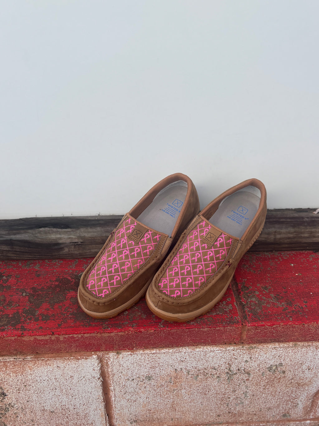 Twisted X Ladies Pink Ribbon Cellstretch Mocs Slip On Brown/Pink ...