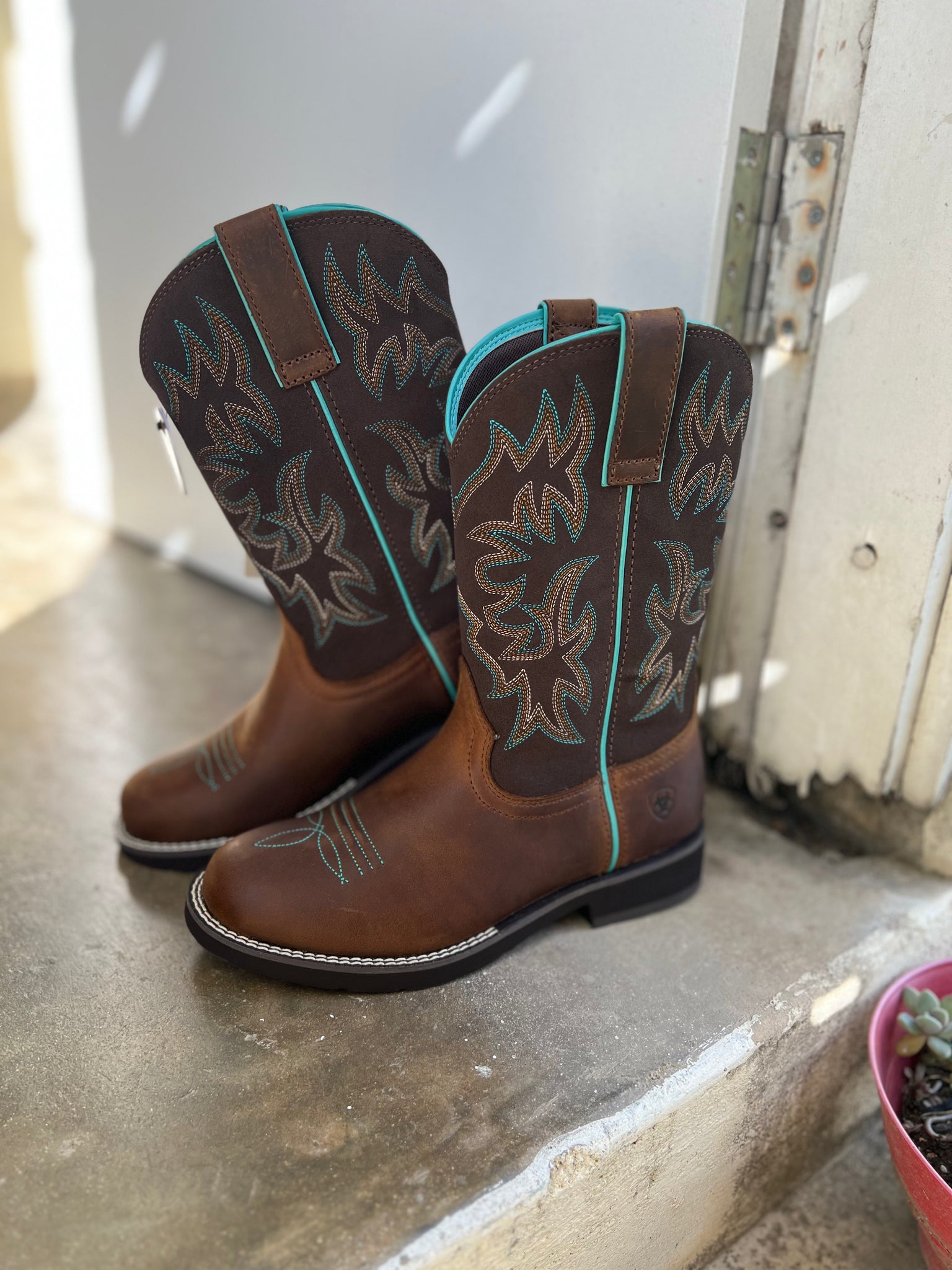 10021457 Ariat Ladies Delilah Round Toe Boots Distressed Brown Fudge Brown