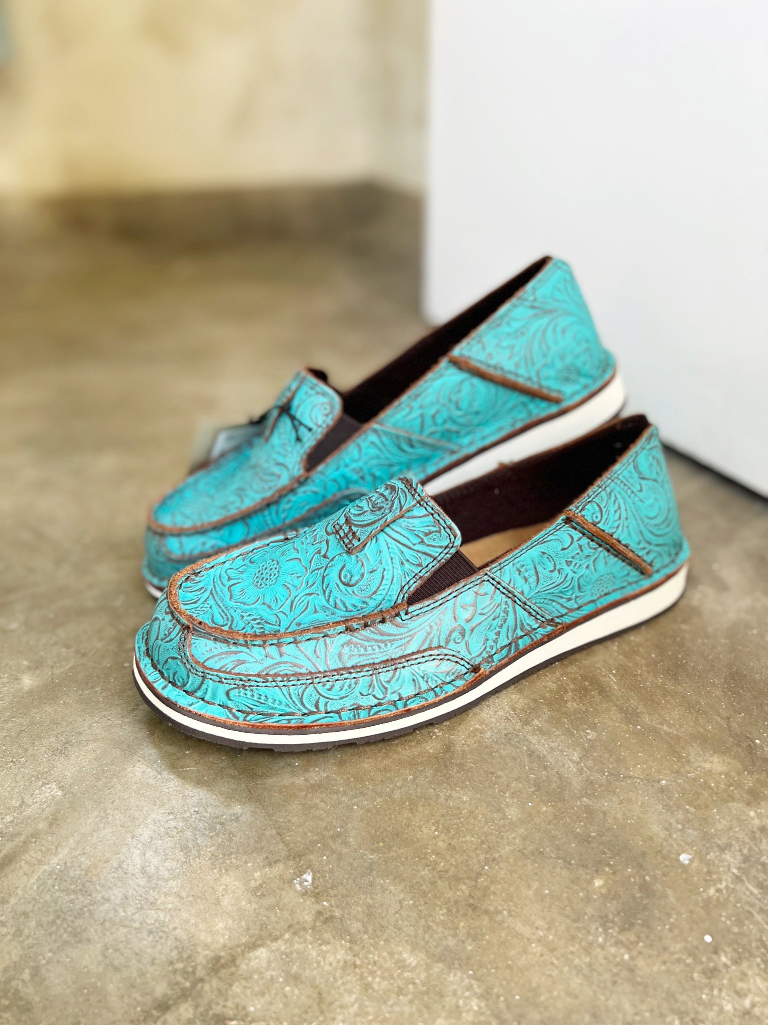 10042526 Ariat Ladies Cruiser Brushed Turquoise Floral Emboss Cruiser