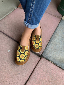 10040356 Ariat Ladies Cruiser Peanut/Field of Sun