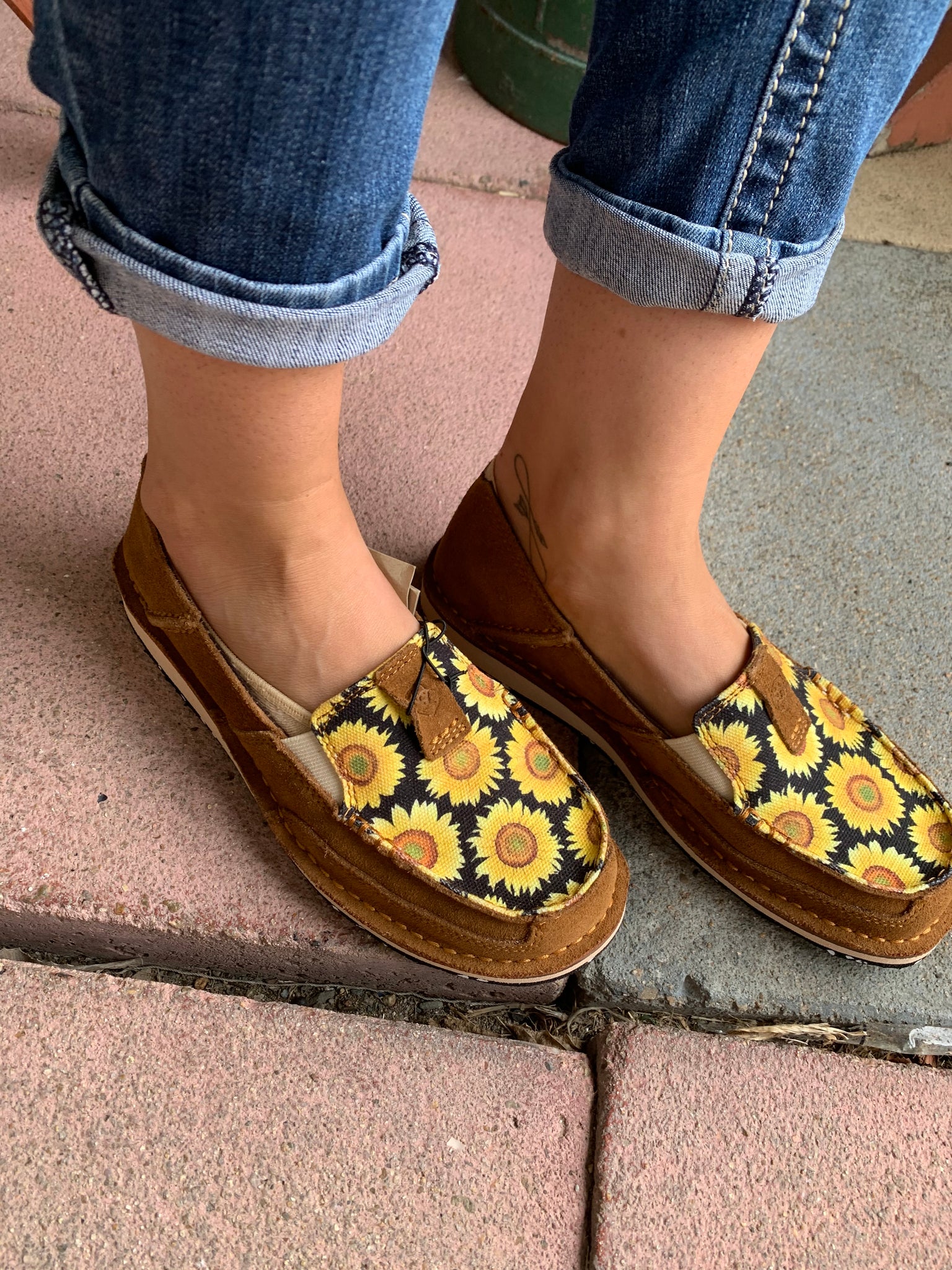 10040356 Ariat Ladies Cruiser Peanut/Field of Sun