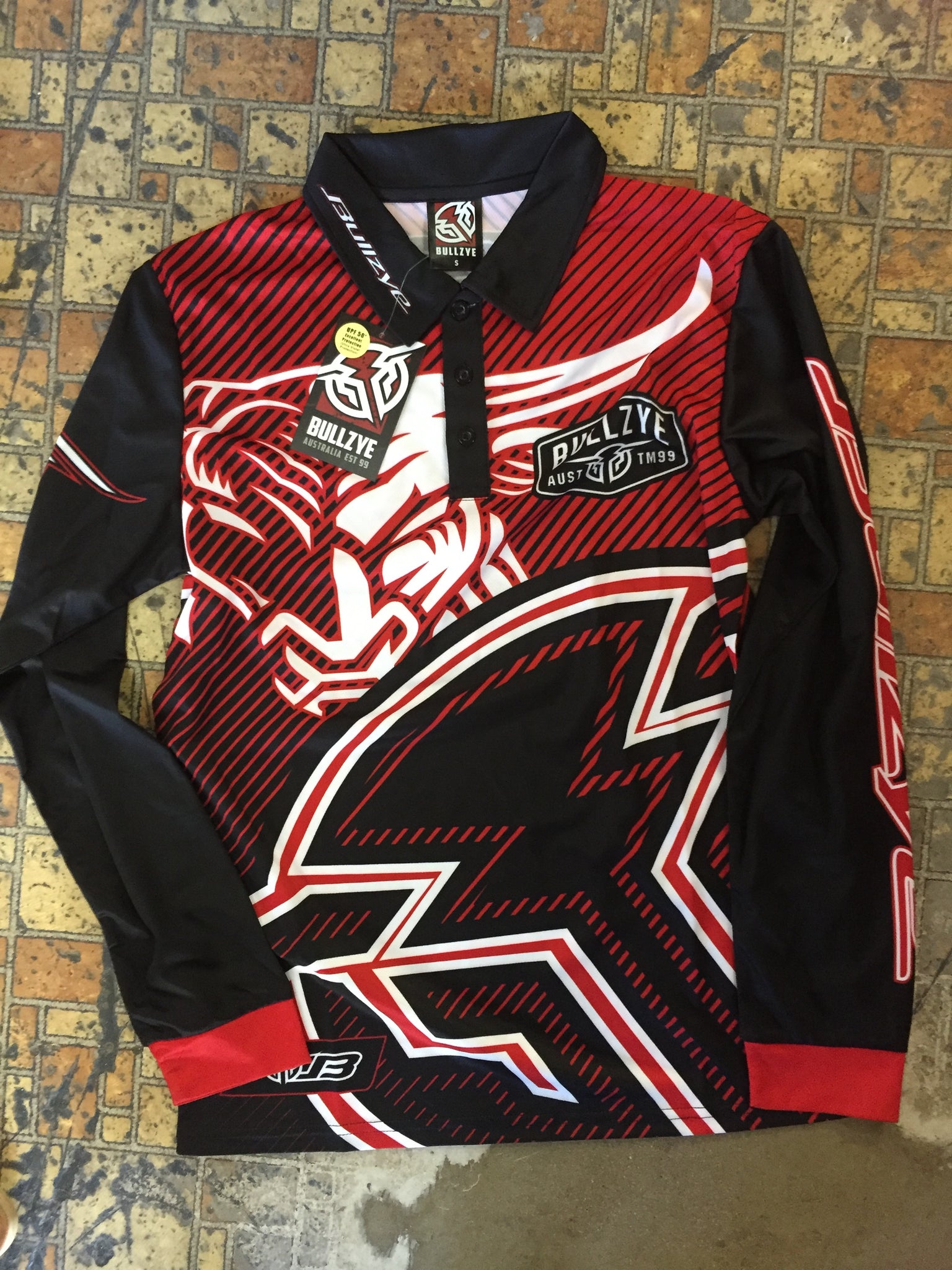 B0S1568014 Bullzye Men's Charging Bulls Long Sleeve Fishing Shirt Red