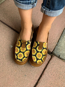 10040356 Ariat Ladies Cruiser Peanut/Field of Sun