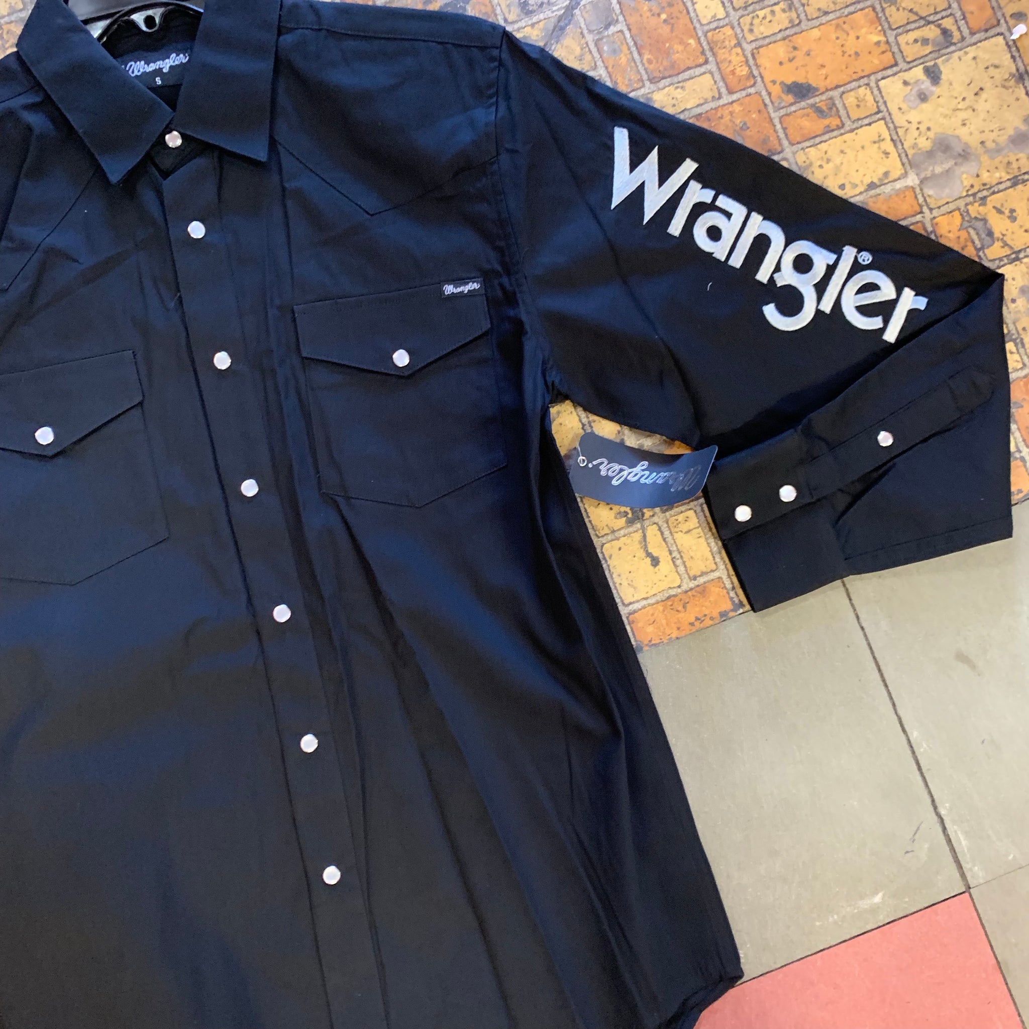 XCP1116020 Wrangler Mens Logo Rodeo Shirt Black – LittleBit Country